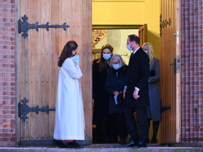 Kronprinsfamilien tok farvel med soknepresten på kyrkjetrappa. Foto: Sven Gj. Gjeruldsen, Det kongelege hoffet